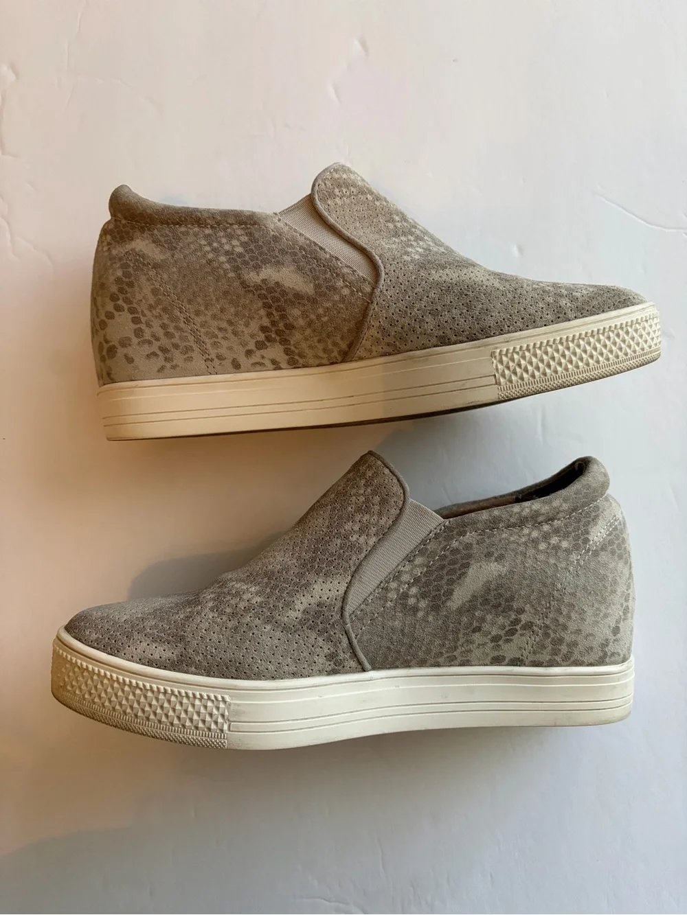 Caslon Allie Gray Suede Python Snakeskin Hidden Wedge Sneaker Women’s Size 7
